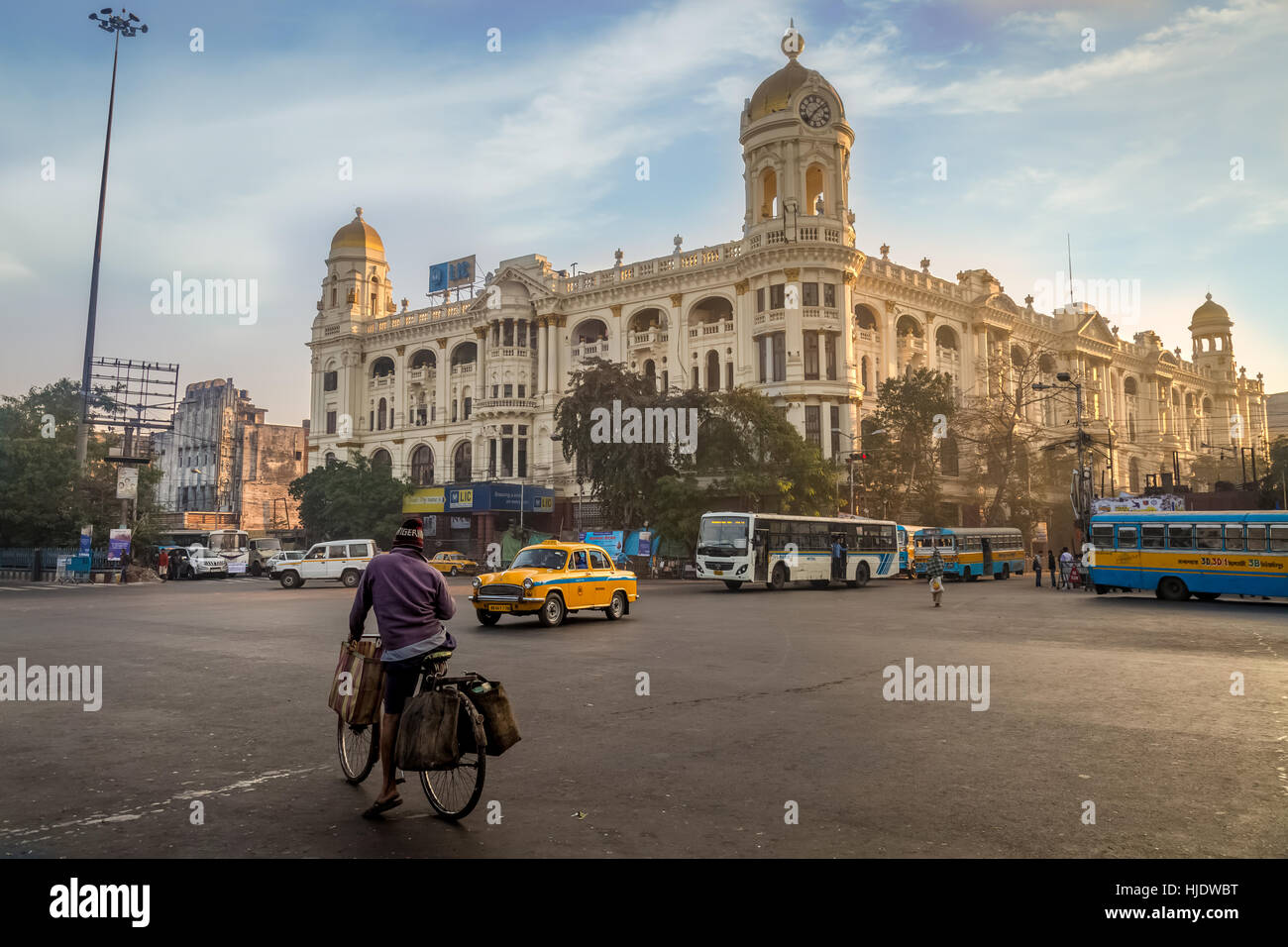 Indische Stadt Straße im Esplanade dharmatala Kolkata ein wichtiger Meilenstein mit einer Mischung aus historischen Gebäuden und Architektur. Stockfoto
