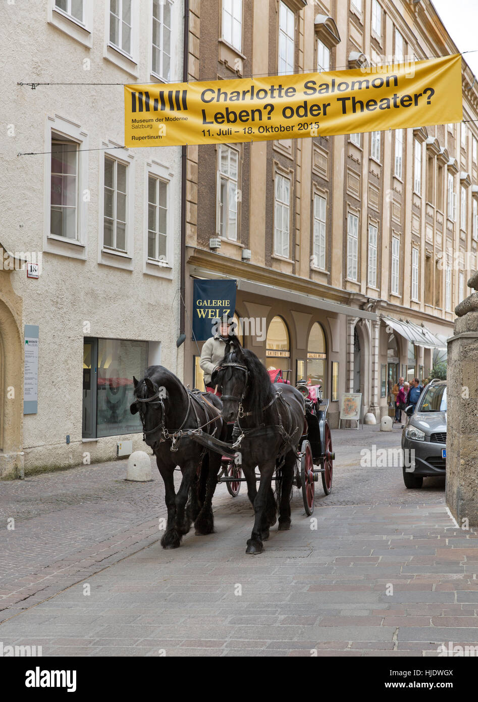 SALZBURG, Österreich - 9. September 2015: Unbekannte Menschen und Pferd Kutsche auf engen Stadt Straße gefahren. Salzburg ist Teil des UNESCO-Welterbes Stockfoto