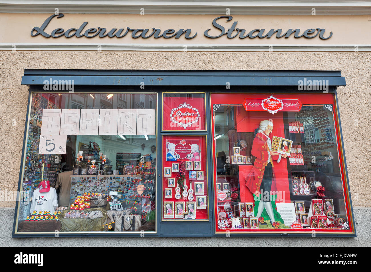 SALZBURG, Österreich - 9. September 2015: Anzeige eines der zahlreichen Mozart traditionelle Süßigkeiten und Souvenirs shops. Weltweit größte Produzent von Mozar Stockfoto