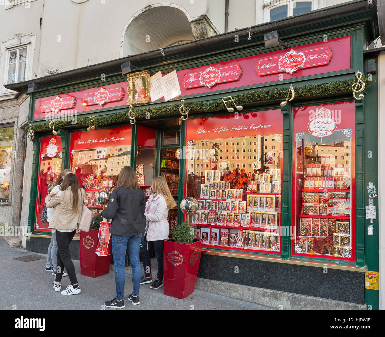 SALZBURG, Österreich - 9. September 2015: Menschen vor Anzeige der eines der zahlreichen Mozart-traditionelle Süßigkeiten-Shops. Weltweit größte Produzent von Stockfoto