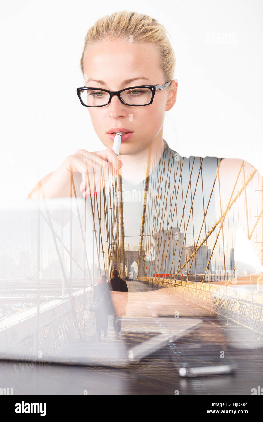 Gedanken-Business-Frau im Büro Tagträumen. Stockfoto