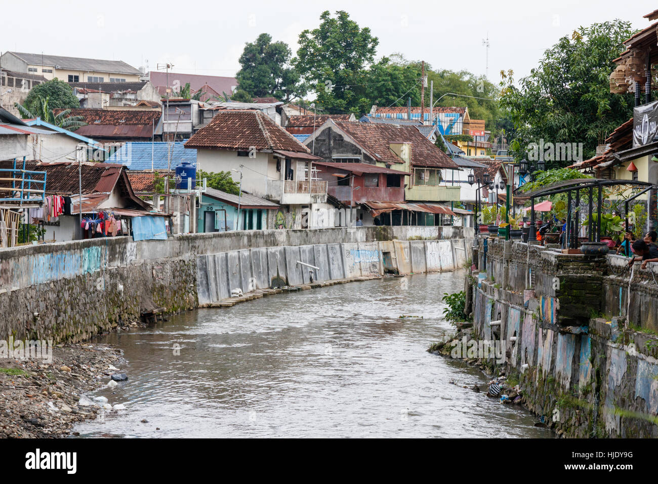 Blick über die Slums an den Ufern des Kali Code, einem kleinen Fluss in Yogyakarta, Indonesien fließt. Stockfoto