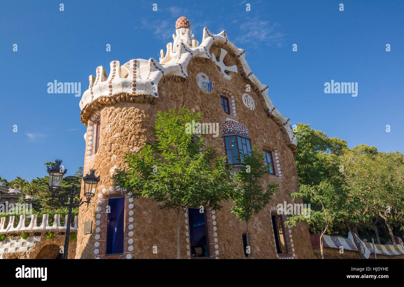 Barcelona, Spanien - 20. September 2014: Park Güell von dem Architekten Antoni Gaudi in Barcelona, Katalonien, Spanien. Pavillon am Eingang des Parks. Stockfoto