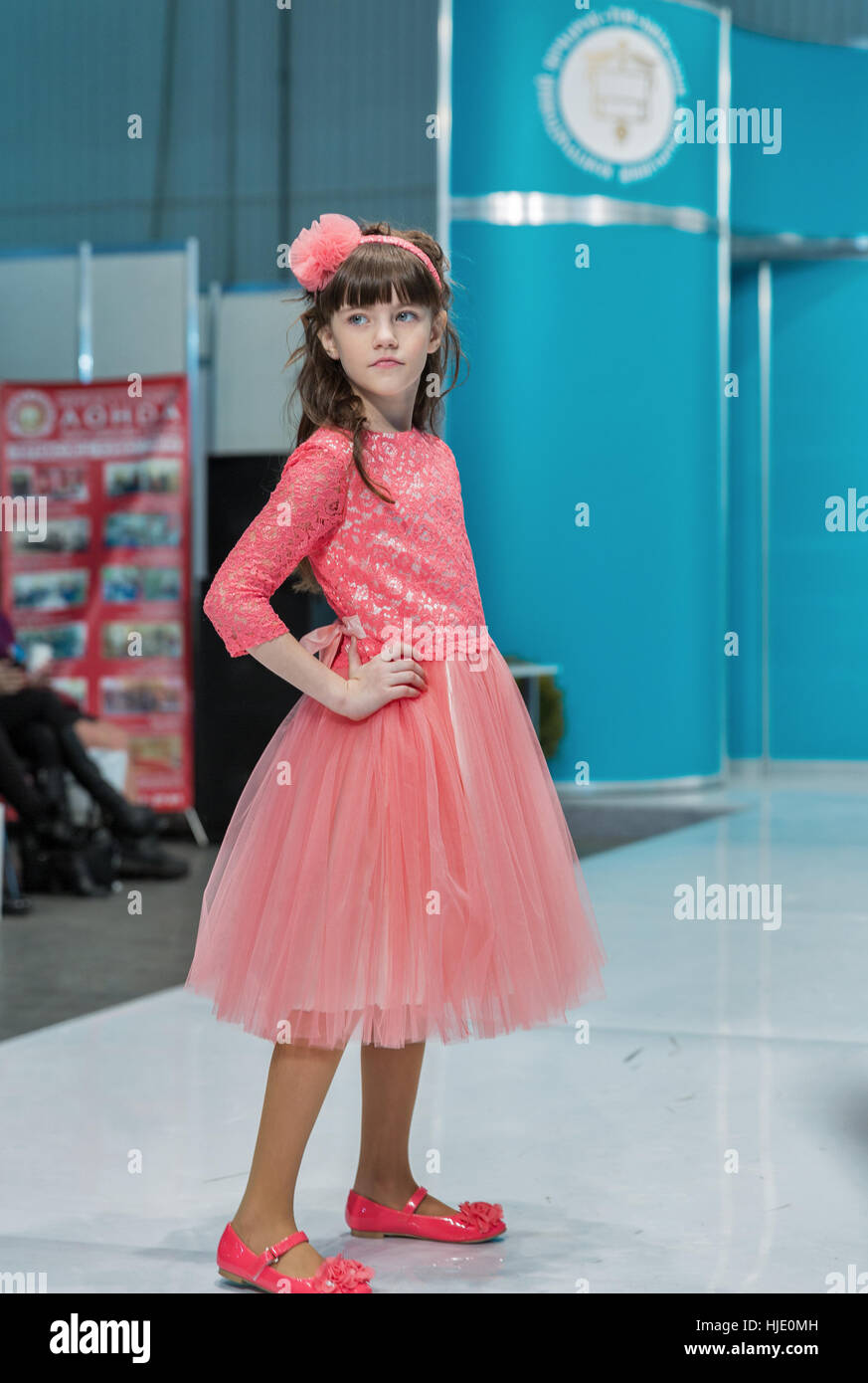 bekken silhouet Handvest Kiew, UKRAINE - 4. Februar 2016: Kinder-Mode-Modell bei Kiew Mode 2016 Show  im KyivExpoPlaza Exhibition Center. Es war der 30. Ausgabe der pop  Stockfotografie - Alamy