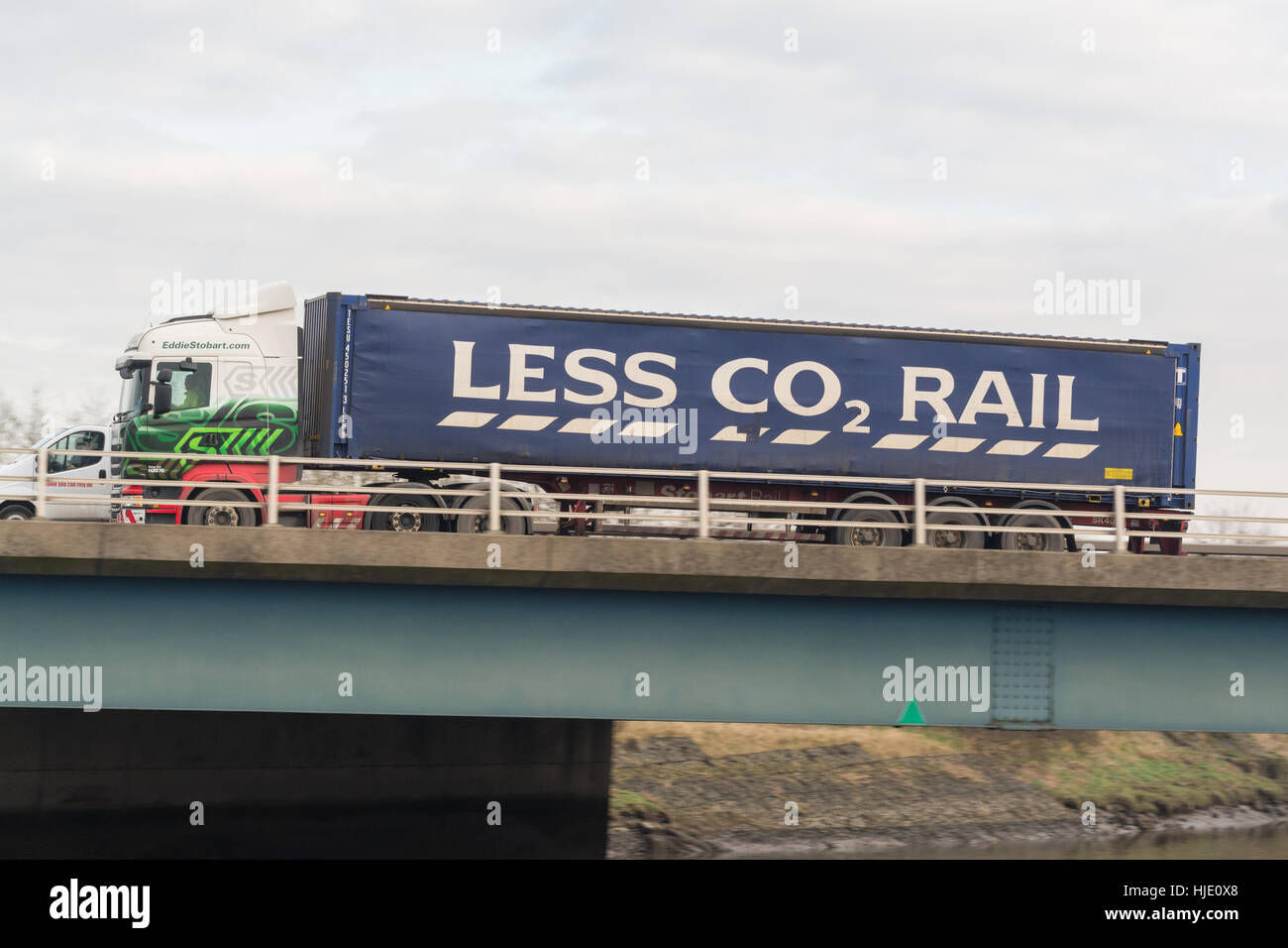 Tesco Schiene Verteilung Container auf Lastwagen in Schottland - mit weniger CO2-Schiene slogan Stockfoto