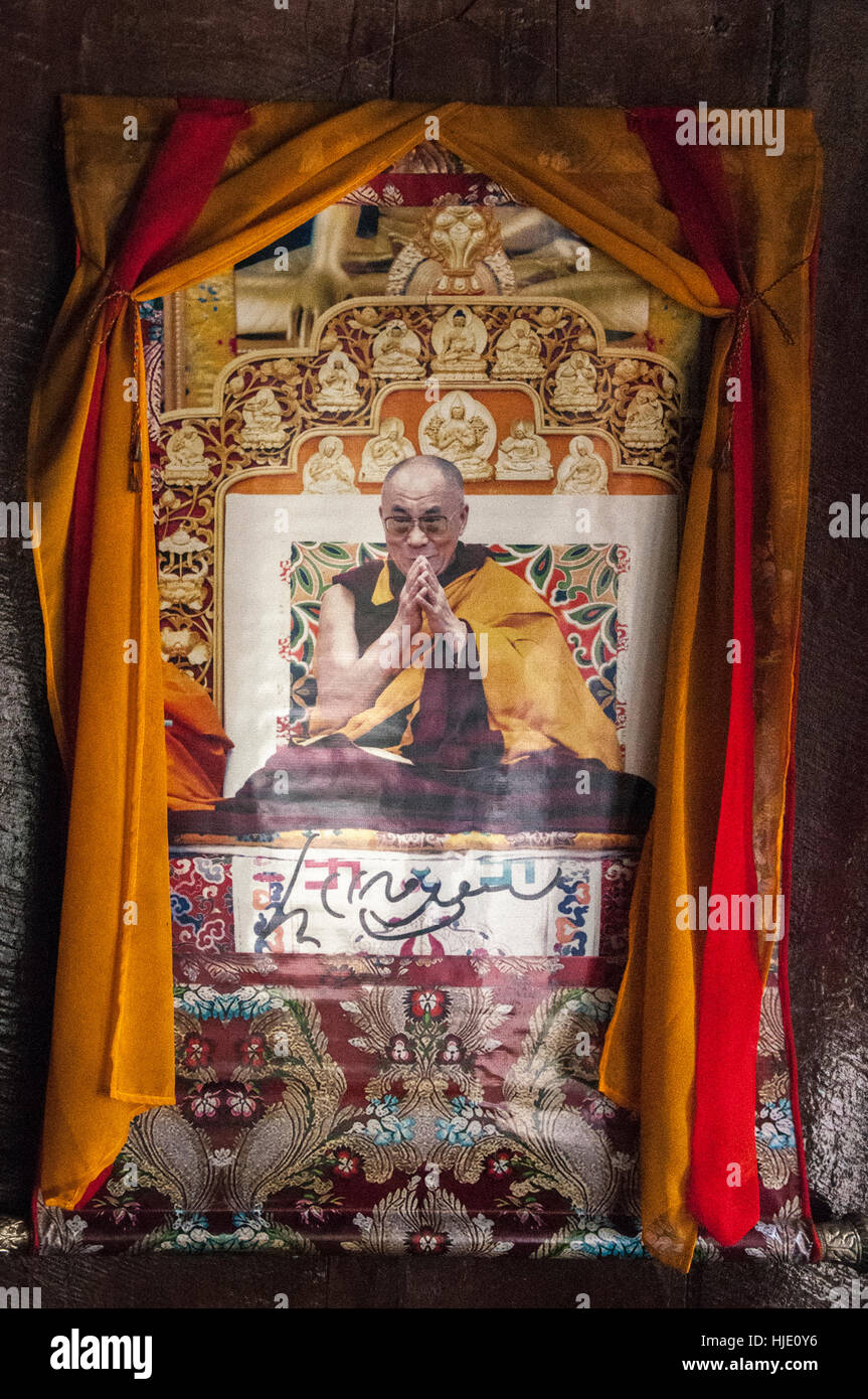 Porträt des vierzehnten Dalai Lama schmückt einen buddhistischer Schrein in der Nähe von Sela Pass, Arunachal Pradesh, Nordost-Indien Stockfoto