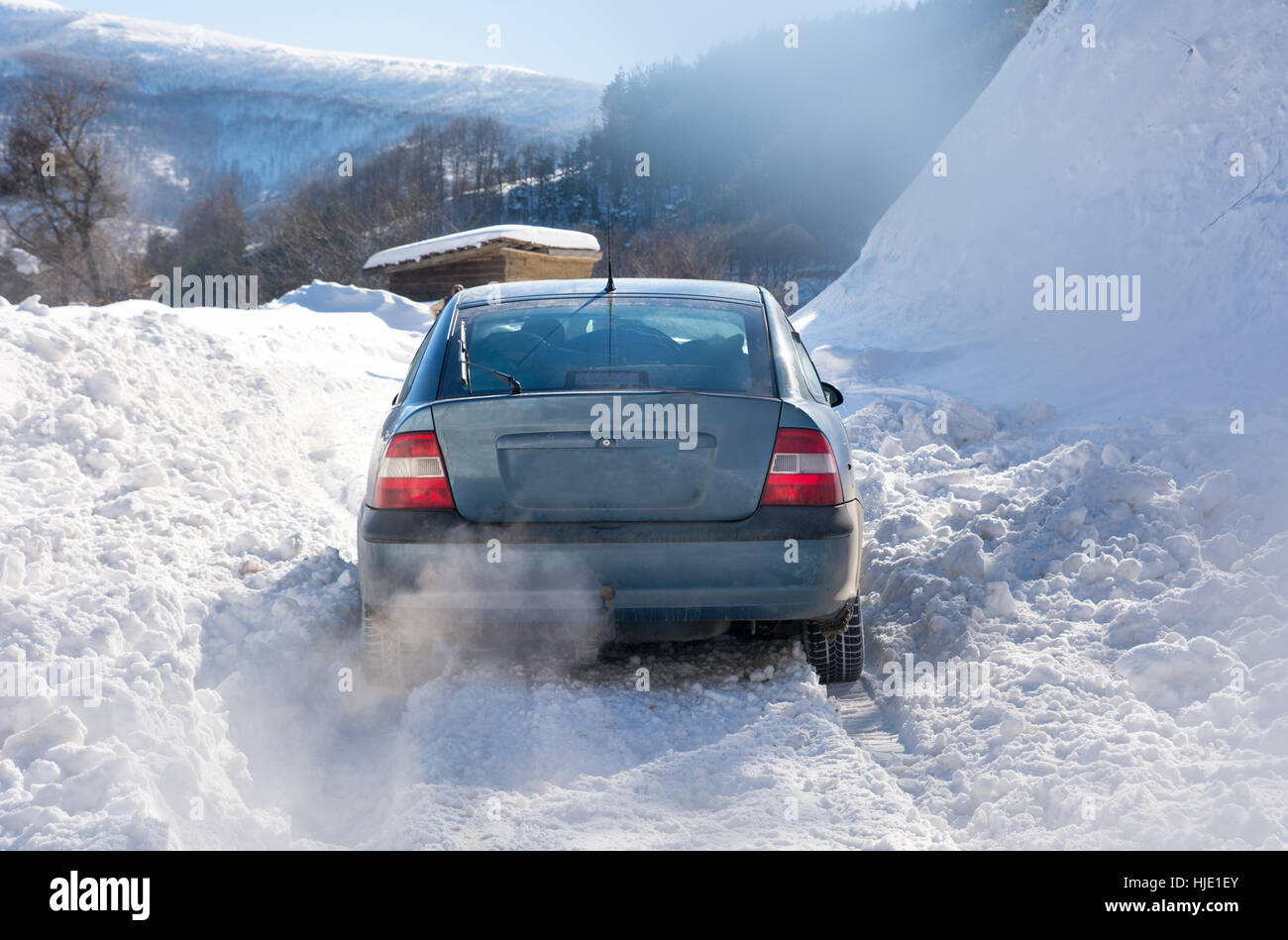 Auto während der Fahrt bergauf im Schnee stecken. Stockfoto