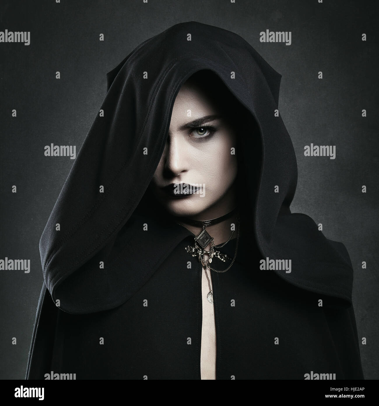Schönen Vampir Frau mit schwarzen Umhang. Halloween und horror Stockfoto