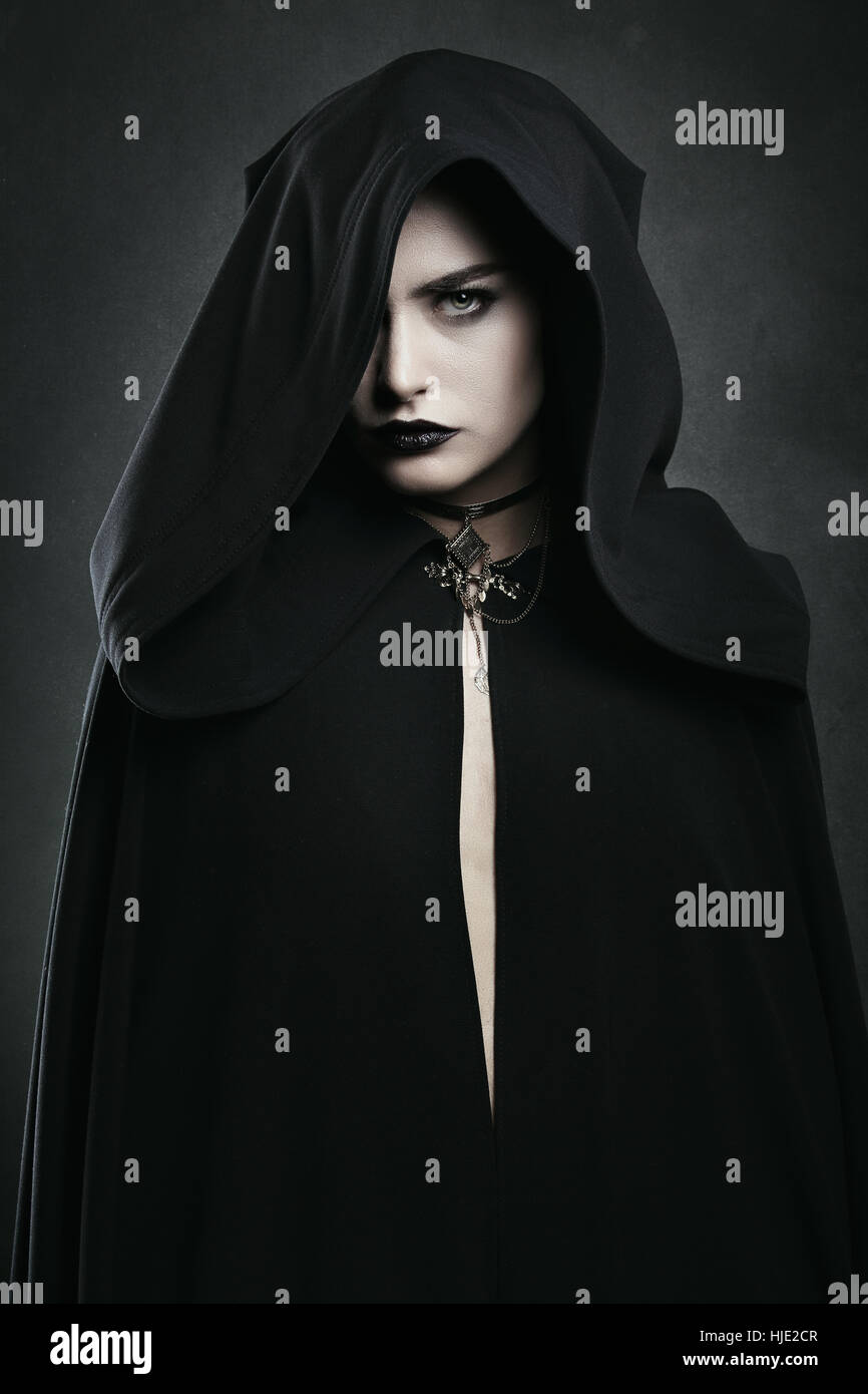 Schönen Vampir Frau mit schwarzen Umhang. Halloween und horror Stockfoto