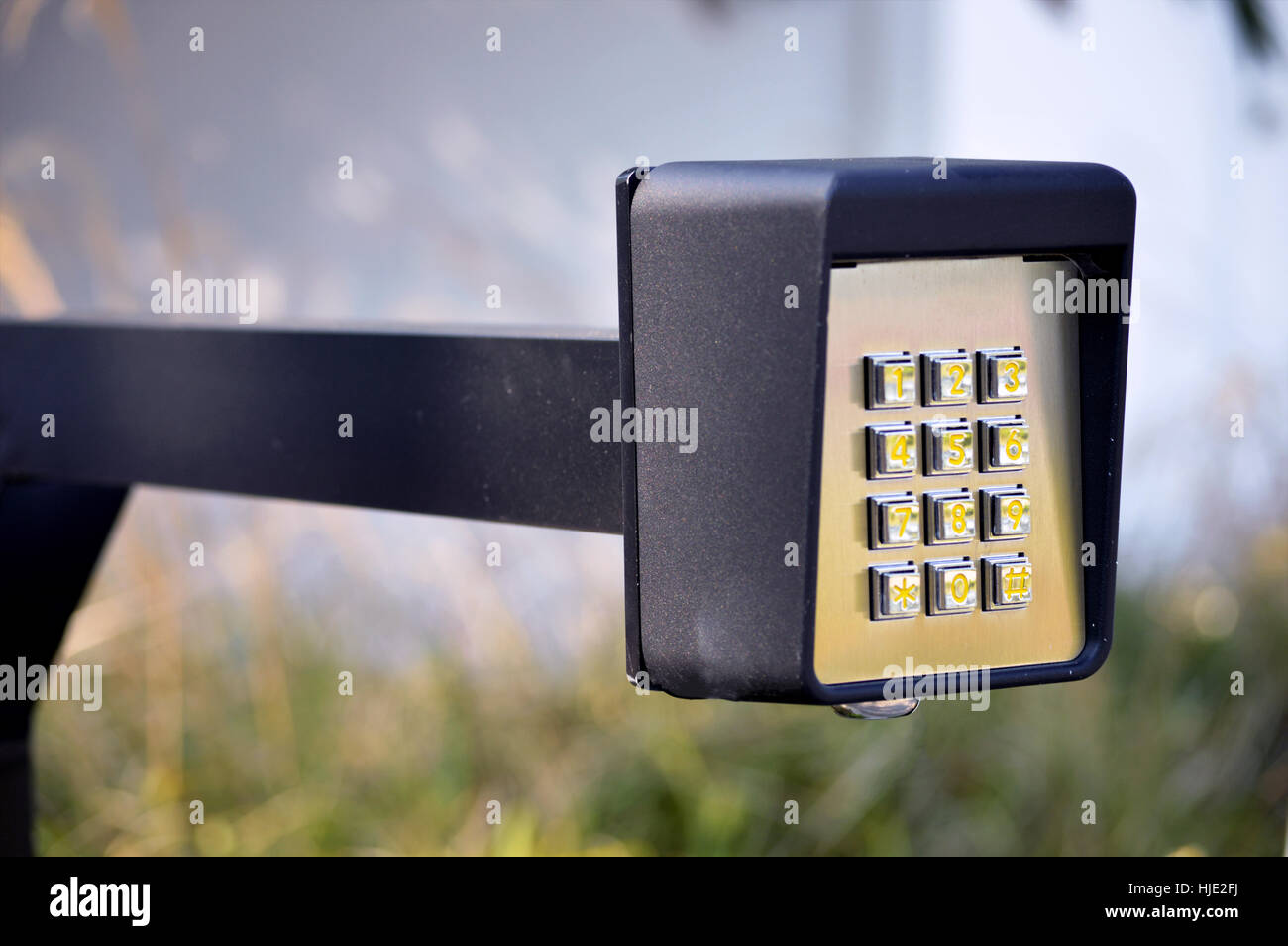 Eine silberne Tastatur für ein weißes Tor. Stockfoto