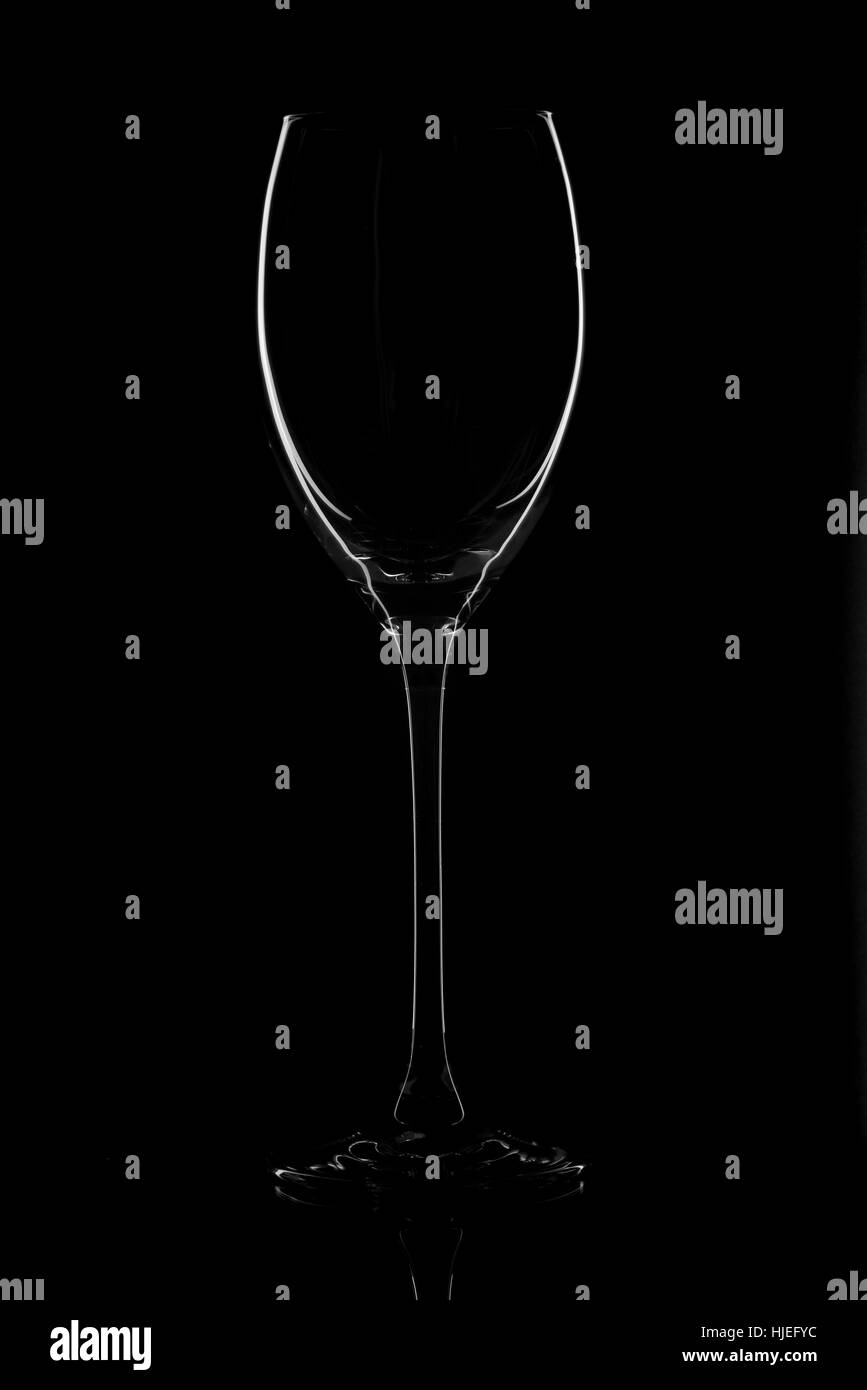 Low Key Weißwein Glas auf schwarzem Hintergrund Stockfoto