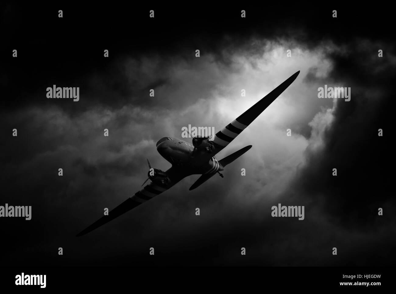 Dakota-Flugzeug fliegen zwischen den dunklen Gewitterwolken Stockfoto
