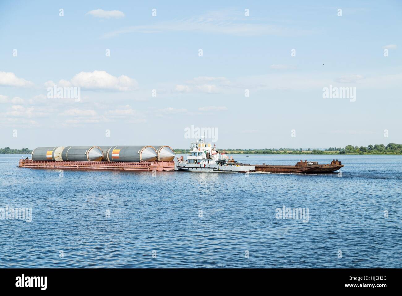 Tanker Schiff am Fluss Stockfoto