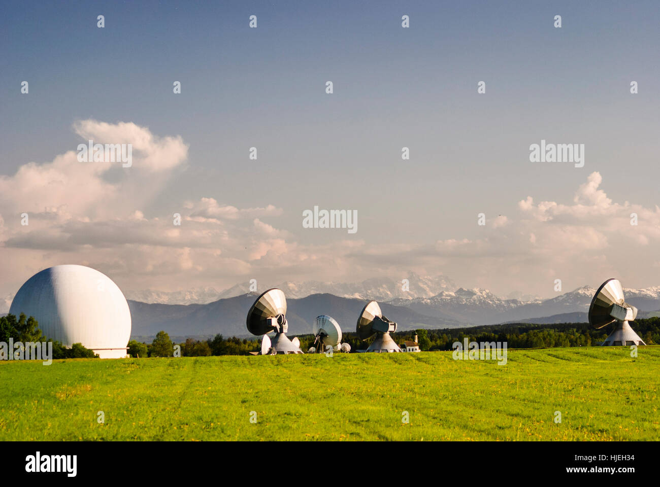 Raisting: Dish Antennen der Erde Bahnhof Raisting, Alpen, Oberbayern, Oberbayern, Bayern, Bayern, Deutschland Stockfoto