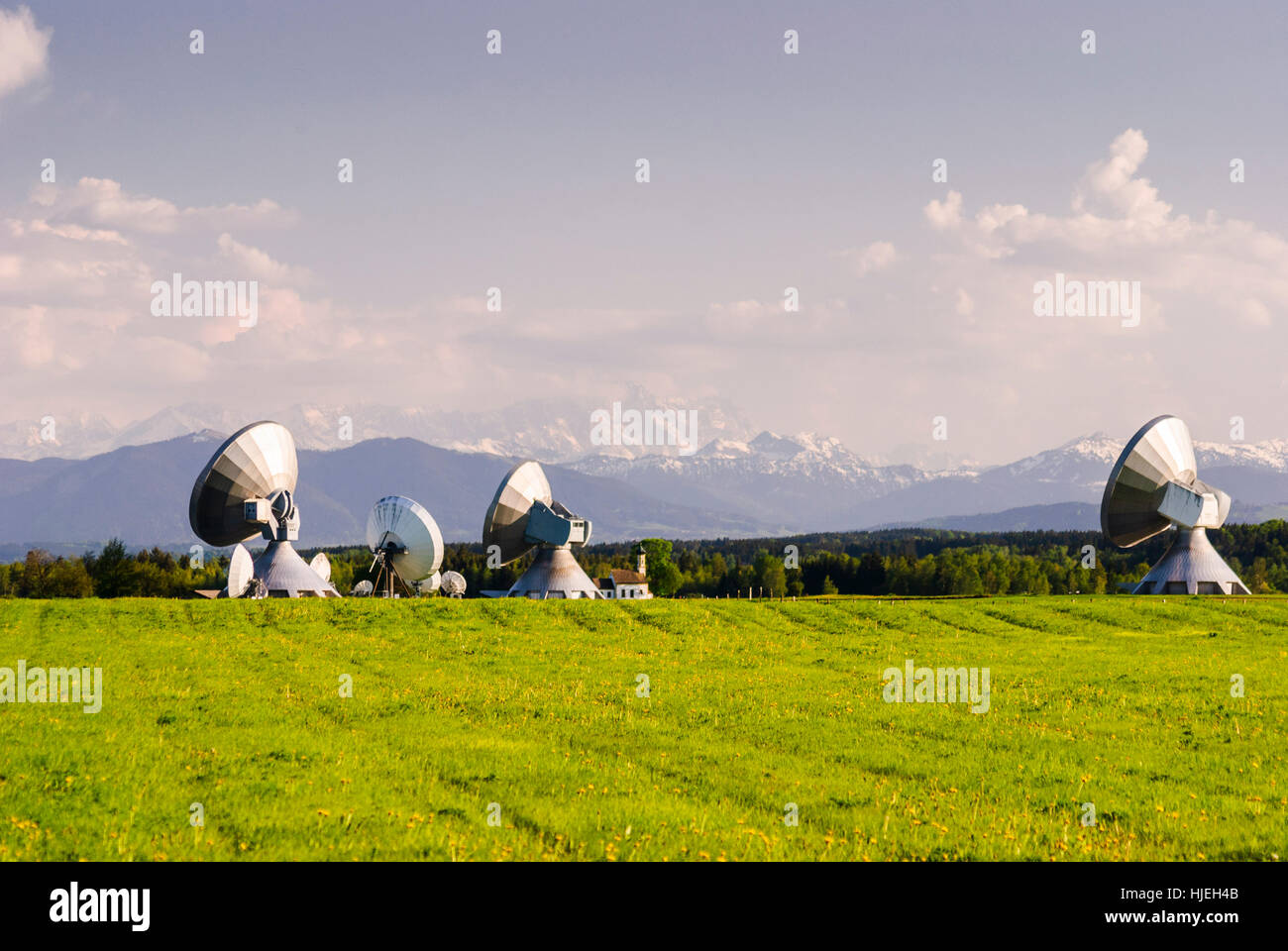 Raisting: Dish Antennen der Erde Bahnhof Raisting, Alpen, Oberbayern, Oberbayern, Bayern, Bayern, Deutschland Stockfoto