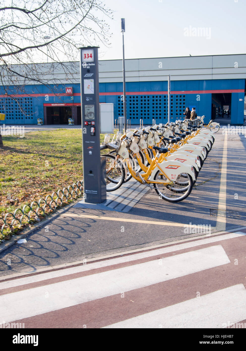 Mieten Sie eine Fahrrad, Milano, Morino Dorino U-Bahn Tankstelle Stockfoto