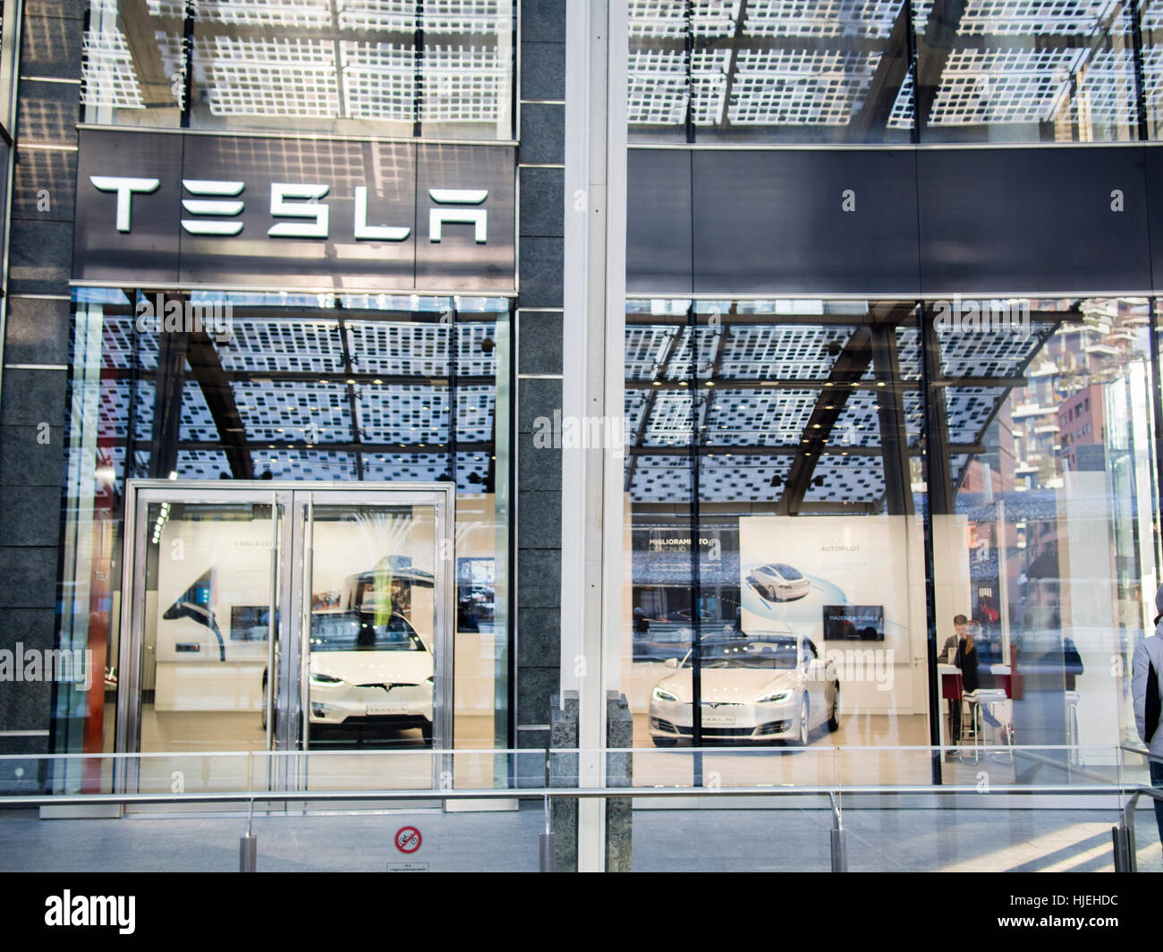 Tesla Auto-Showroom in Mailand, Piazza Gae Aulenti, Italien Stockfoto