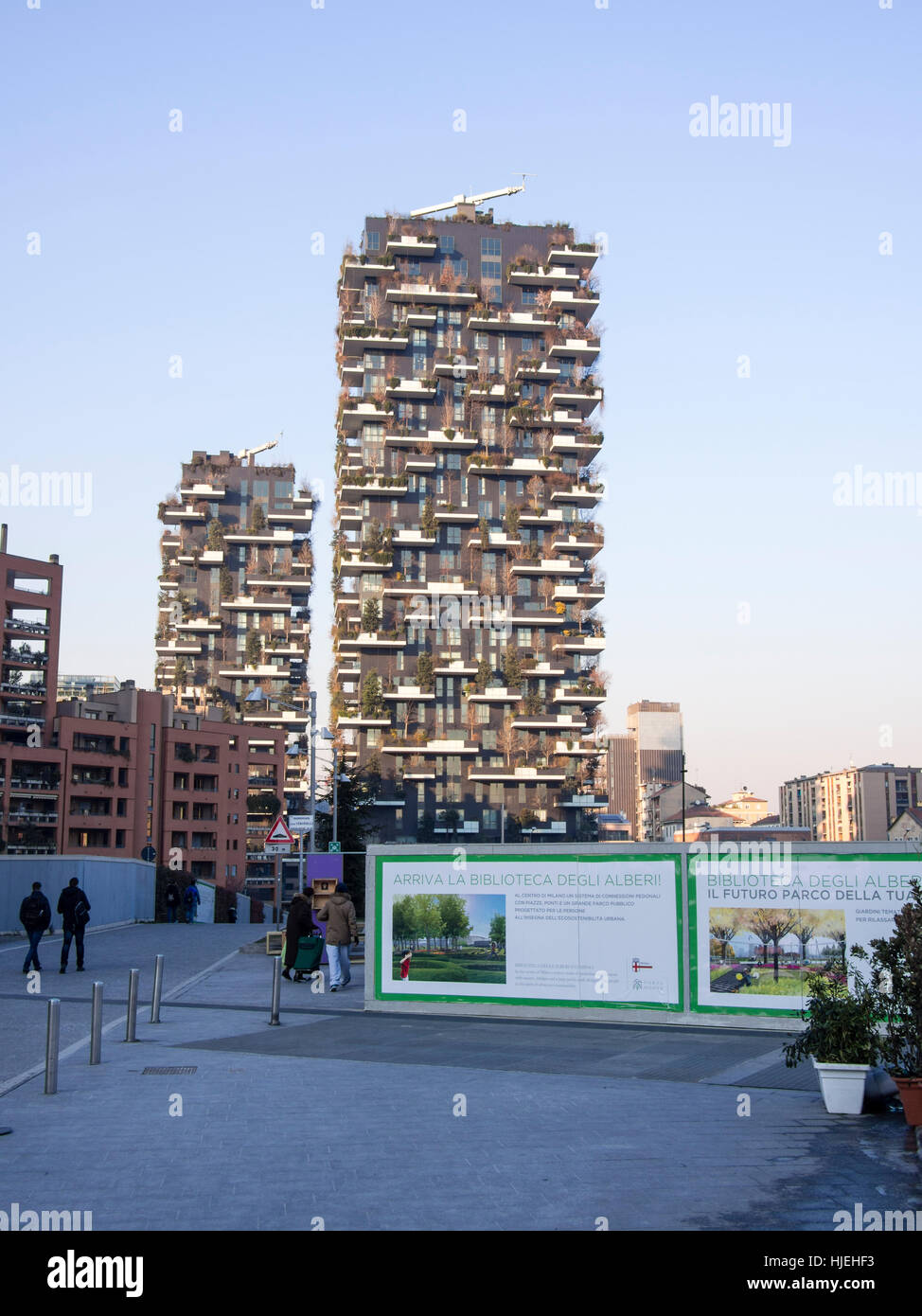 Il Bosco Verticale - die vertikale Wald Wolkenkratzer Premiated Gebäude in Milano, Winter-Ansicht. Stockfoto