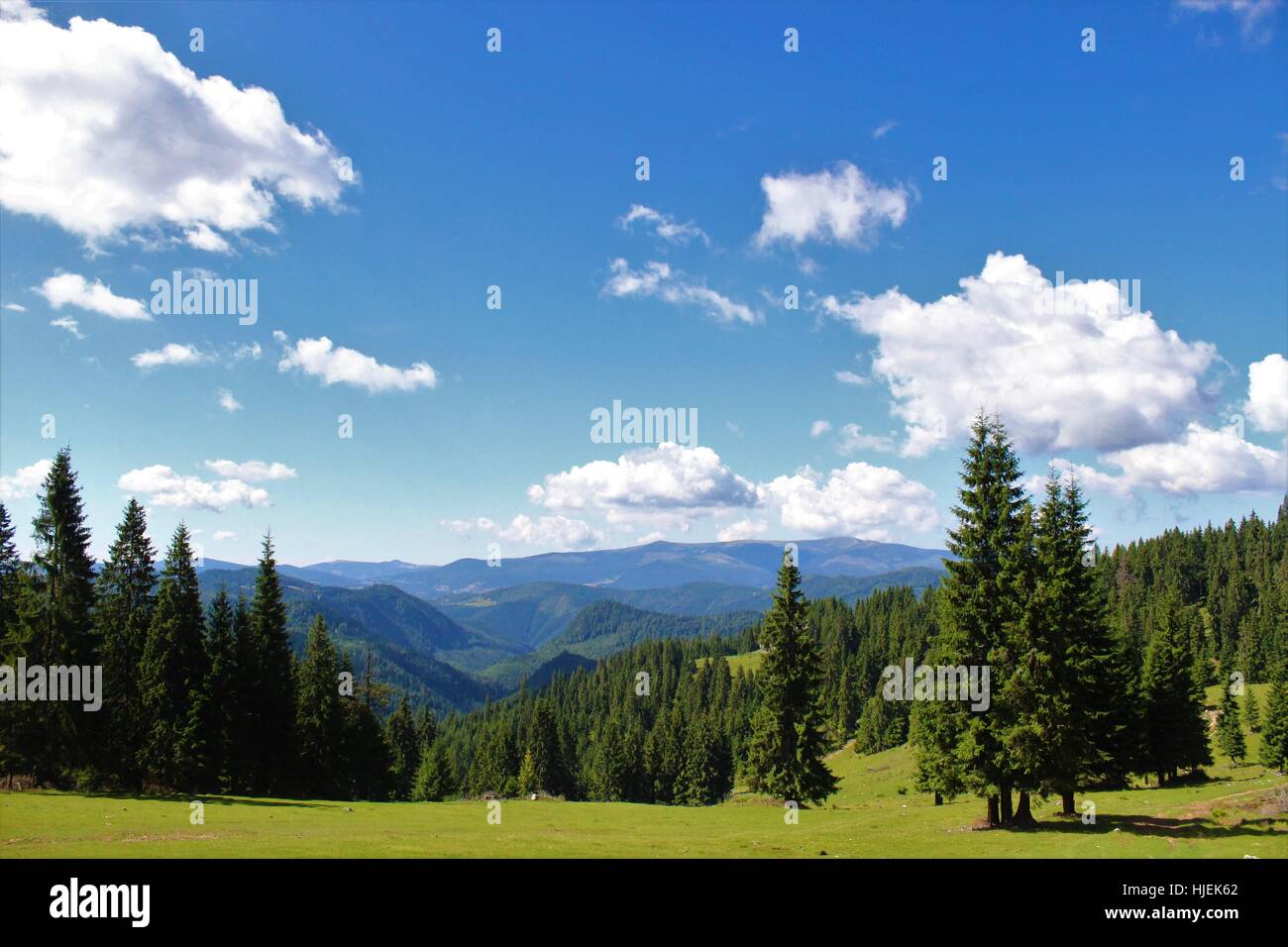 Atemberaubende Aussicht auf die Berge, entfaltet sich vor Ihren Augen Stockfoto