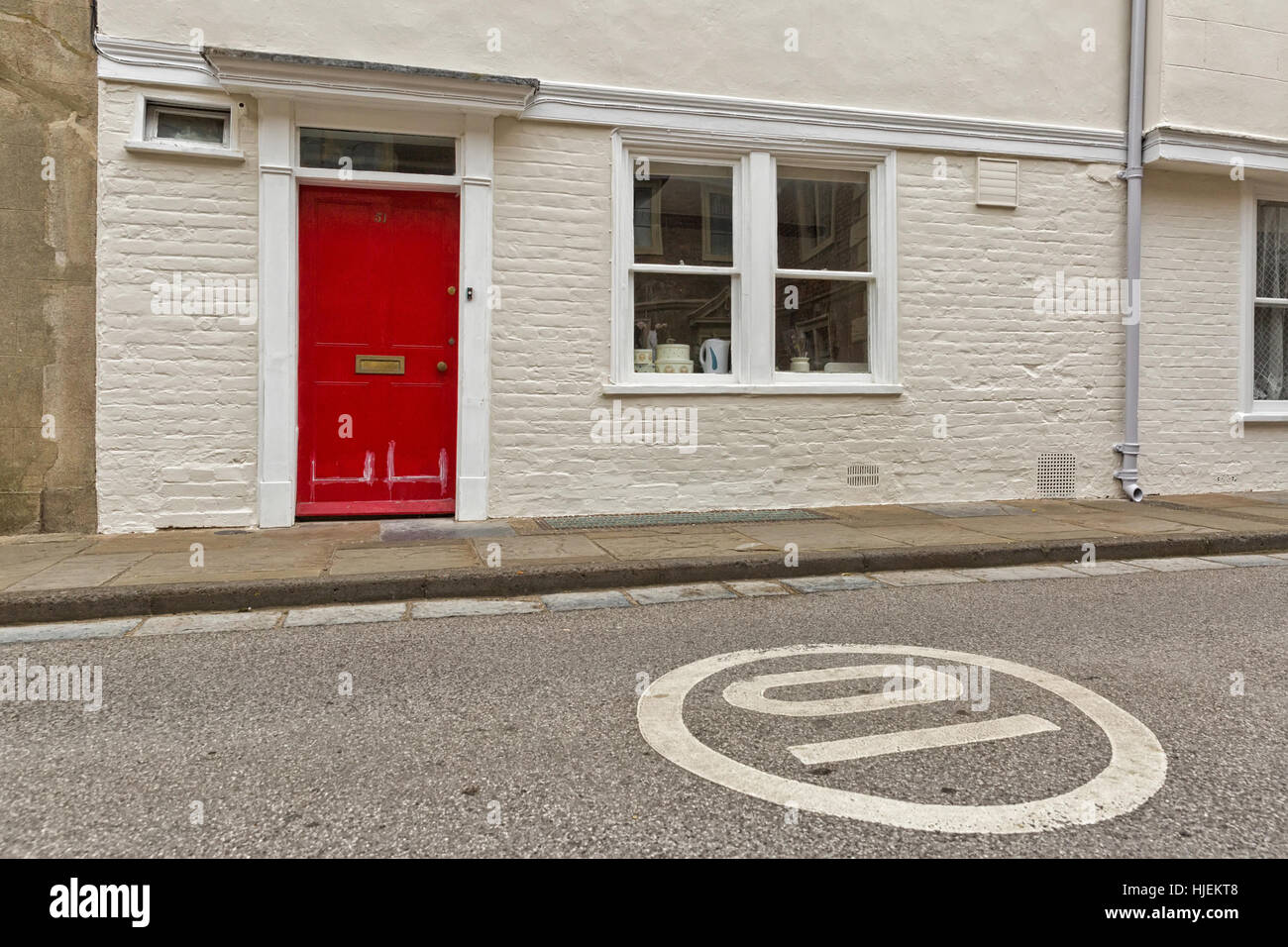 Rote Tür in weißen Backsteinfassade, Streetview von einer englischen Stadt akzentuiert Stockfoto
