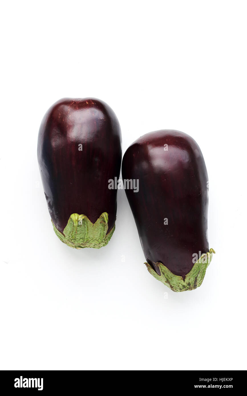 2 lila Auberginen, Auberginen oder Auberginen auf weißen Hintergrund isoliert Stockfoto