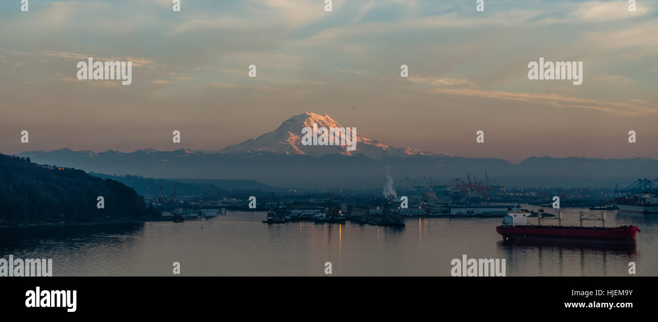 Ein Blick auf den Hafen von Tacoma und Mount Rainier bei Sonnenuntergang. Stockfoto