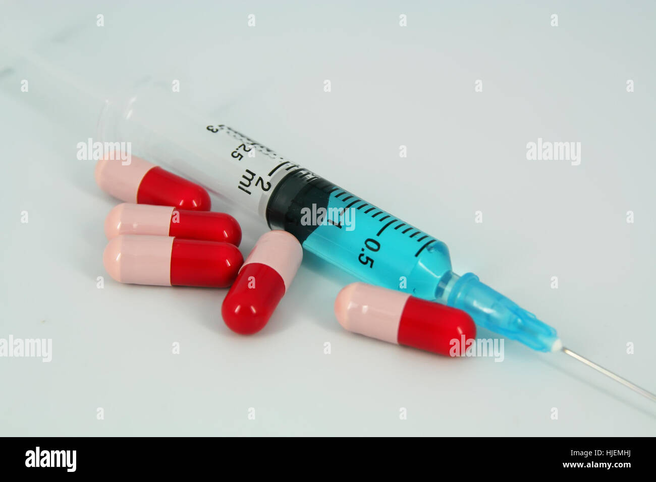 Medizinische Pillen. Medizinische Antibiotika und Spritze. Stockfoto