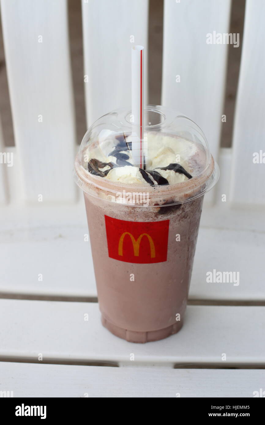 Nahaufnahme von McDonalds Schoko Frappe mit Sahne und Schokoladensauce - McDonald's Melbourne Victoria Australien Stockfoto