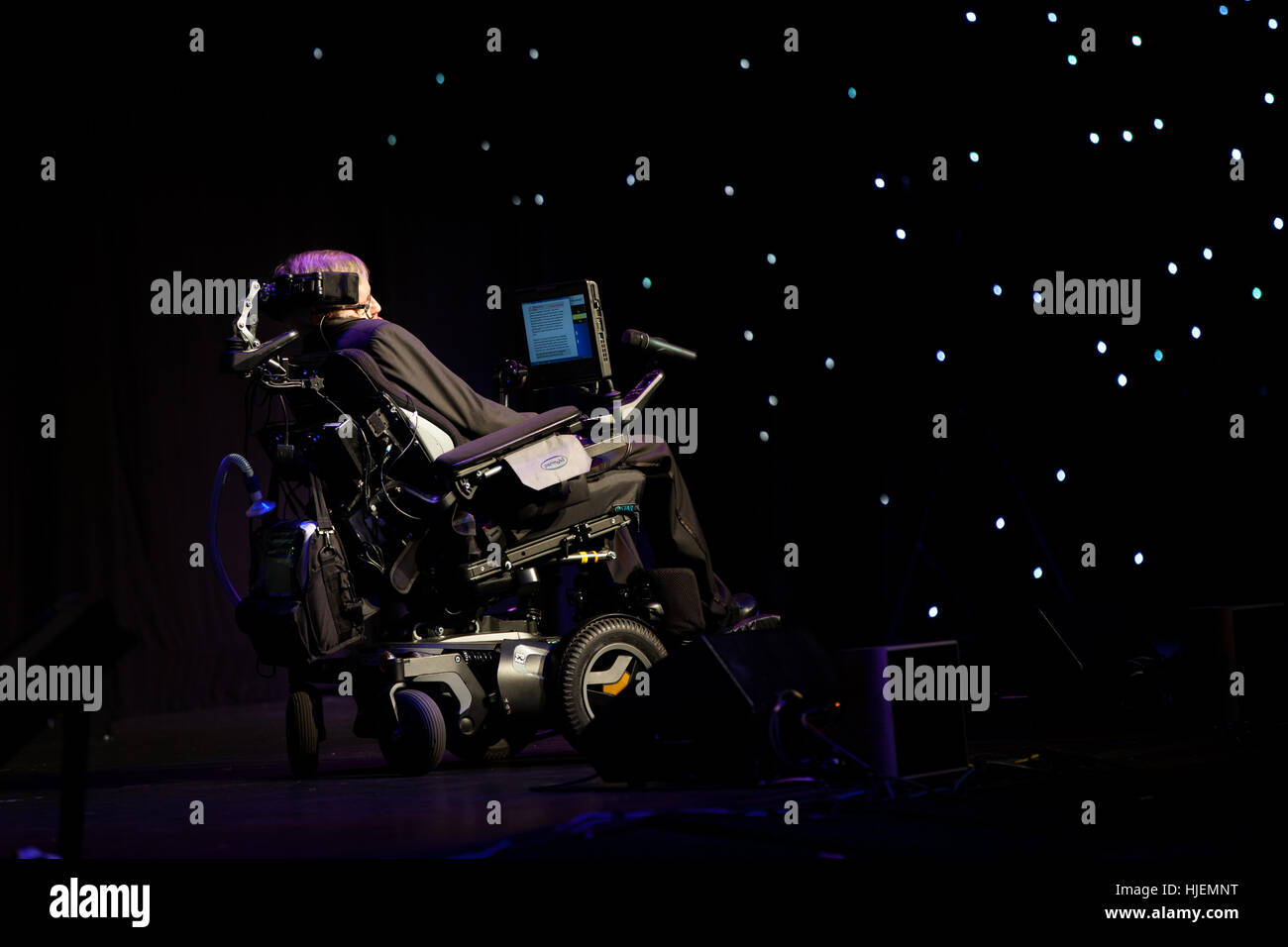 Prof. Stephen Hawking, britischer Wissenschaftler, weltberühmten Physiker beobachten Sterne symbolische Portrait, Starmus Festival 2016 Teneriffa Stockfoto