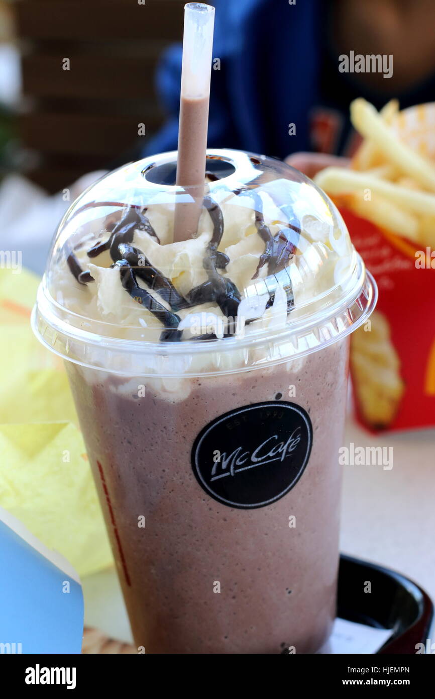 Nahaufnahme von McDonalds Schoko Frappe bei McDonald's Melbourne Victoria Australia Stockfoto