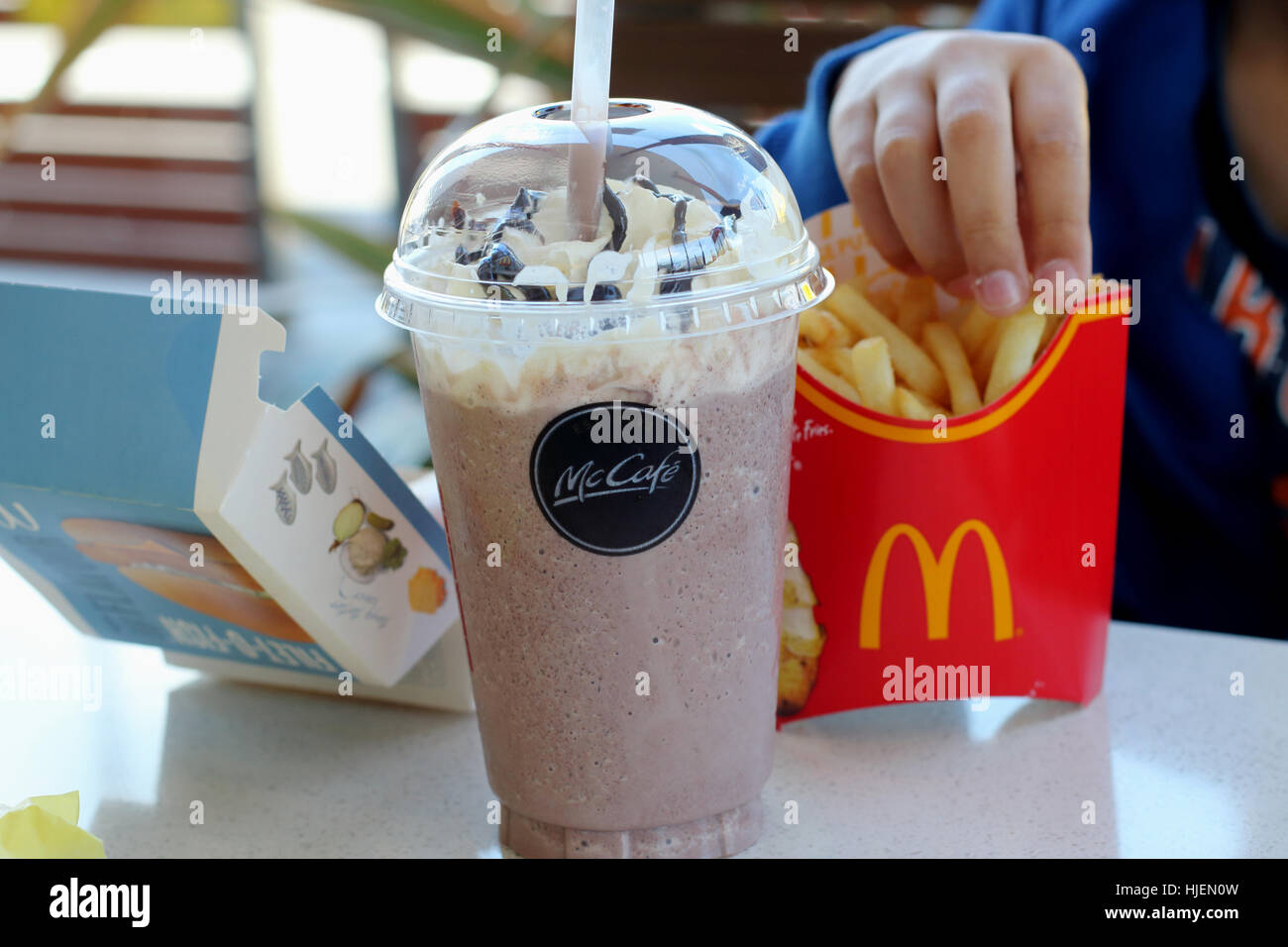 Nahaufnahme von McDonalds Schoko Frappe und Kartoffelchips in McDonald's Melbourne Victoria Australien Stockfoto