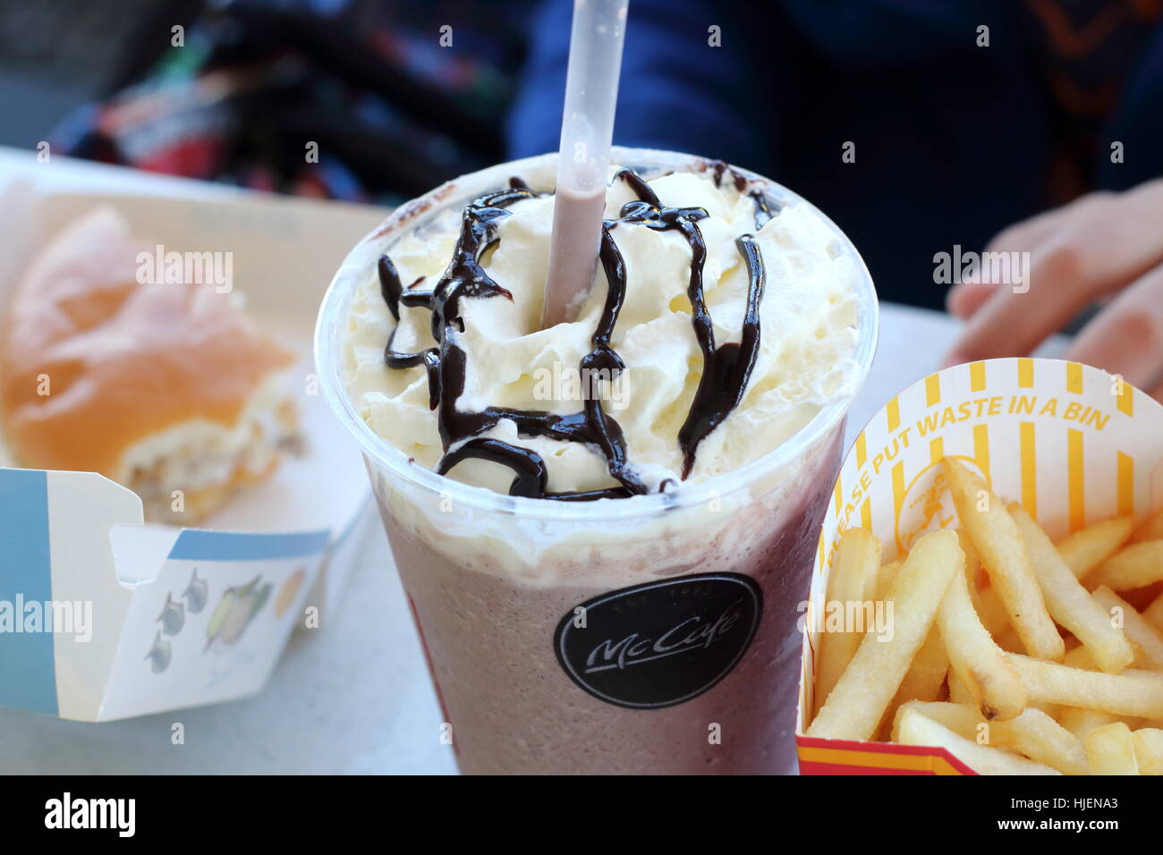 Nahaufnahme von McDonalds Schoko Frappe und Kartoffelchips in McDonald's Melbourne Victoria Australien Stockfoto