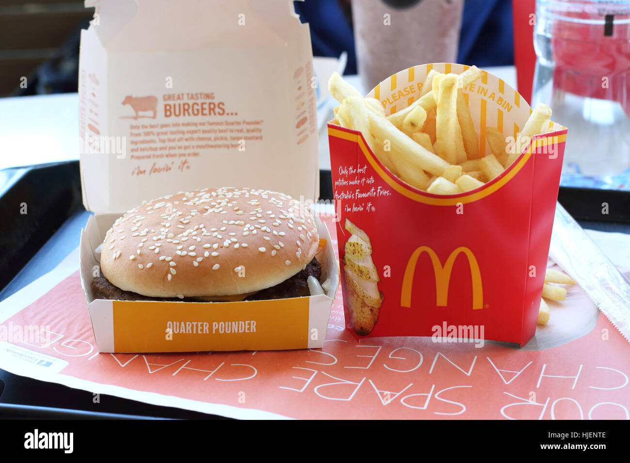 Nahaufnahme von McDonald's Quarter Pounder Burger und Pommes frites bei australischen McDonald Stockfoto