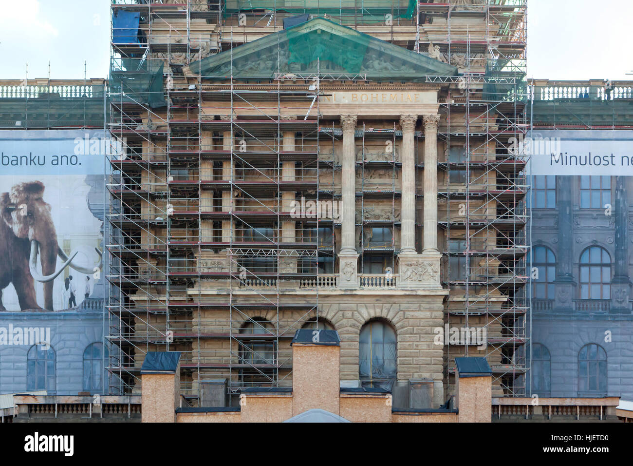 Restaurierungsarbeiten an der Hauptfassade des Nationalmuseums am Wenzelsplatz in Prag, Tschechien. Stockfoto