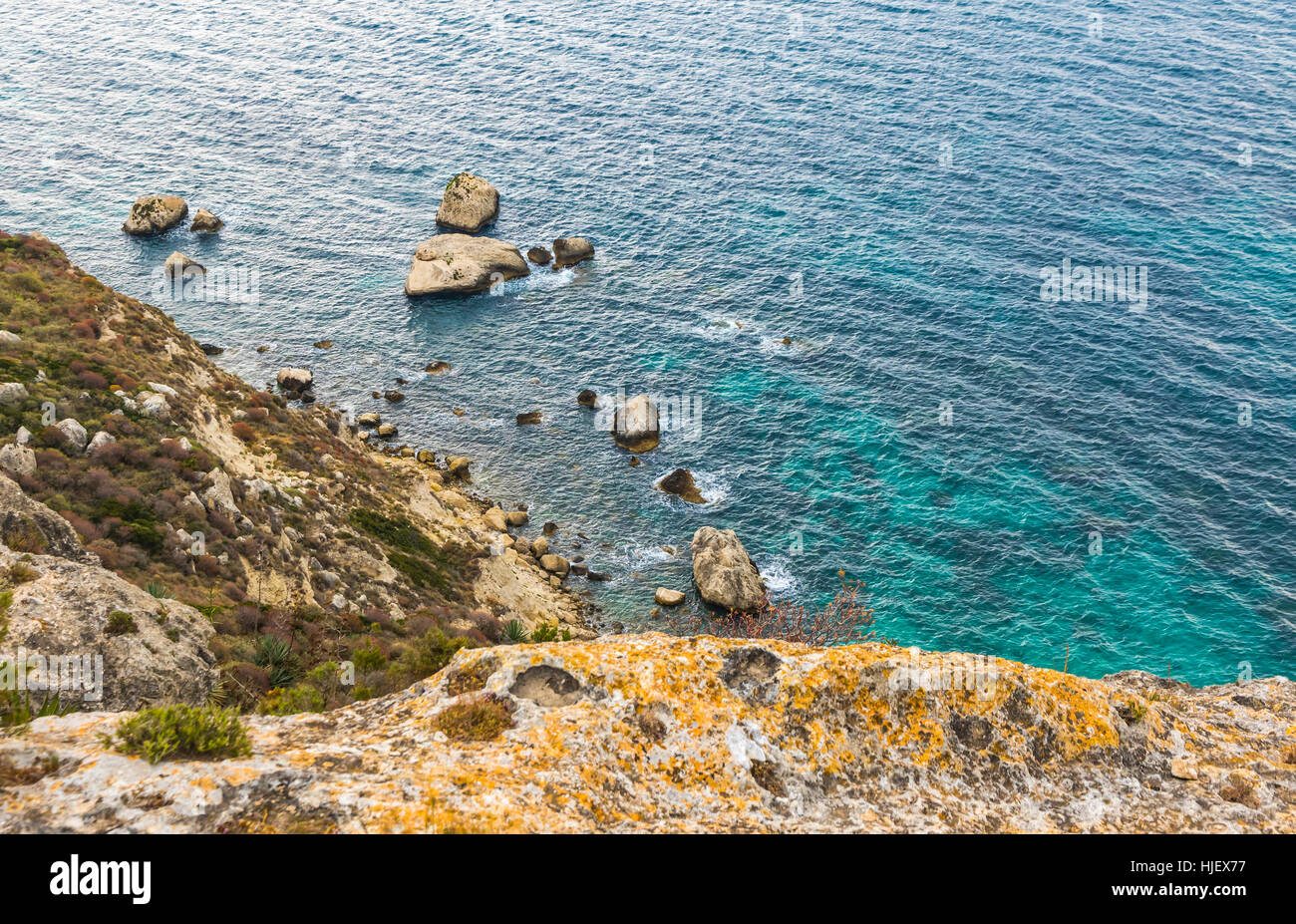 Felsige Küste auf der Insel Sardinien in der Nähe von Cagliari, Italien. Ansicht von oben Stockfoto