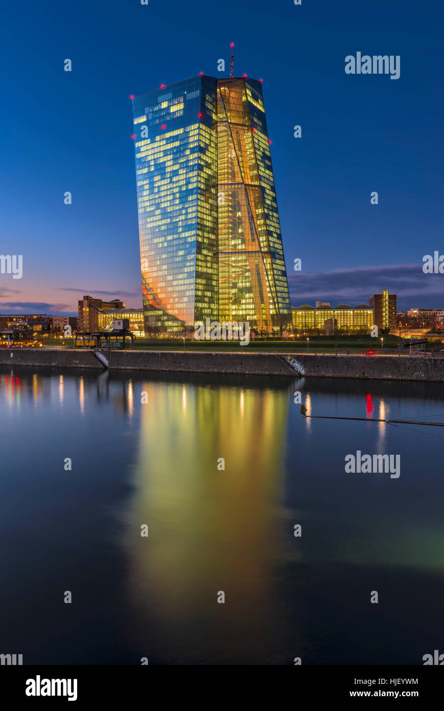 Europäische Zentralbank, EZB, leuchtet bei Dämmerung, blaue Stunde, Frankfurt, Hessen, Deutschland Stockfoto