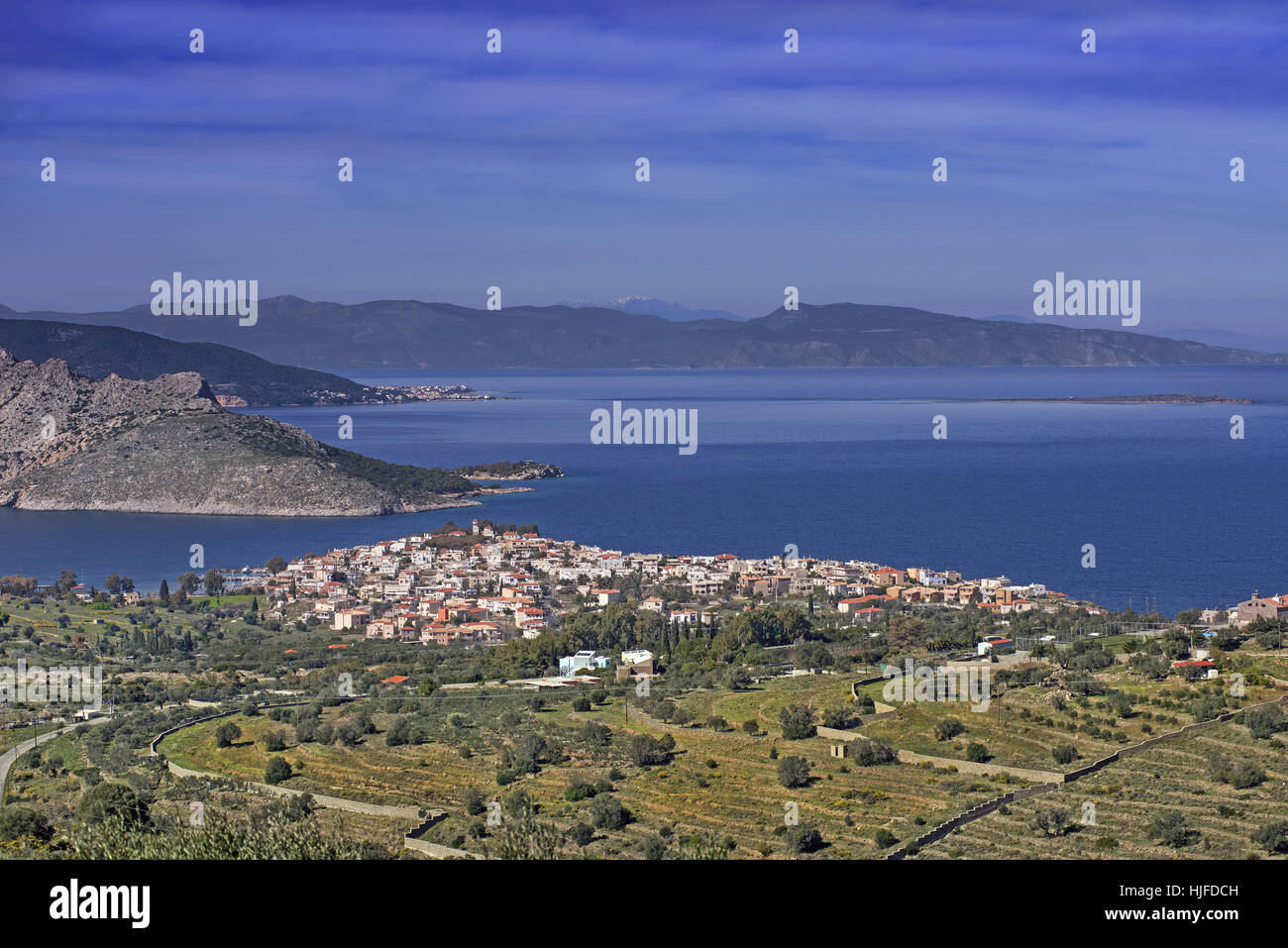 Panoramablick nach Perdika Village in Aegina Insel im Saronischen Golf, eine Stunde Fahrt für Piräus und Athen Griechenland Stockfoto
