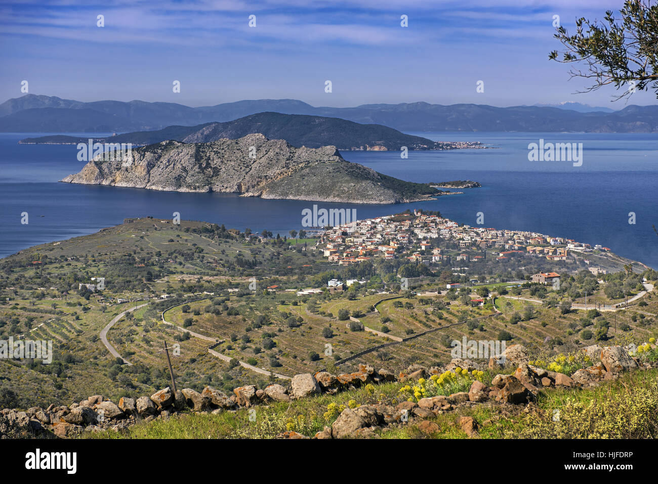 Panoramablick nach Perdika Village in Aegina Insel im Saronischen Golf, eine Stunde Fahrt für Piräus und Athen Griechenland Stockfoto