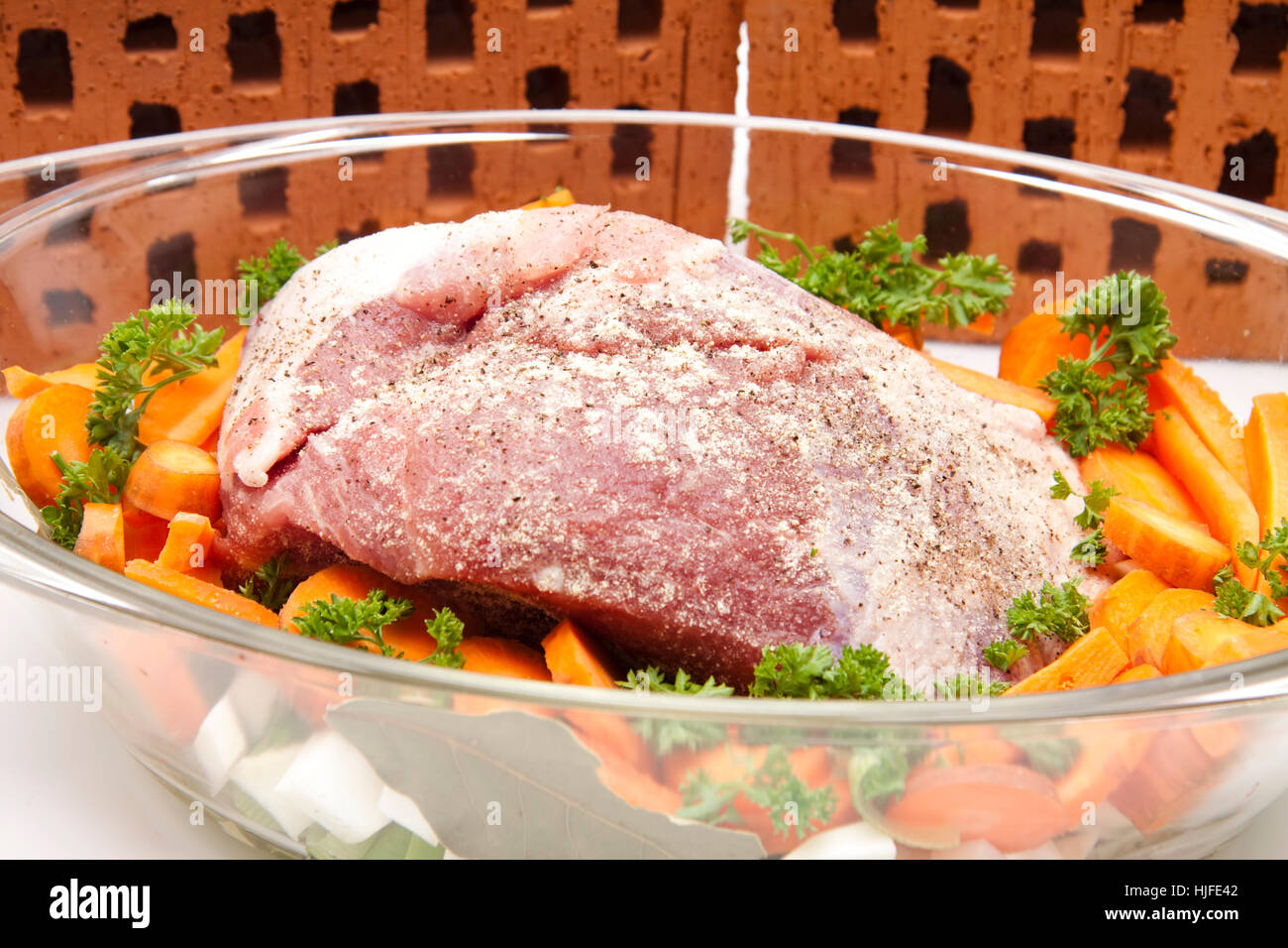 Gemüse, Karotten, Petersilie, Schweinebraten, Kräuter, Braten, Braten, Fleisch, Lebensmittel, Stockfoto