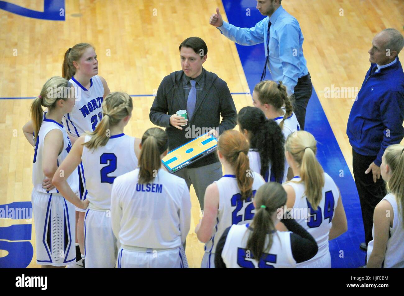 Trainer Adressen sein Team während eines Timeout zu Strategie für Play eingestellt, während eine späte Leitung. USA. Stockfoto