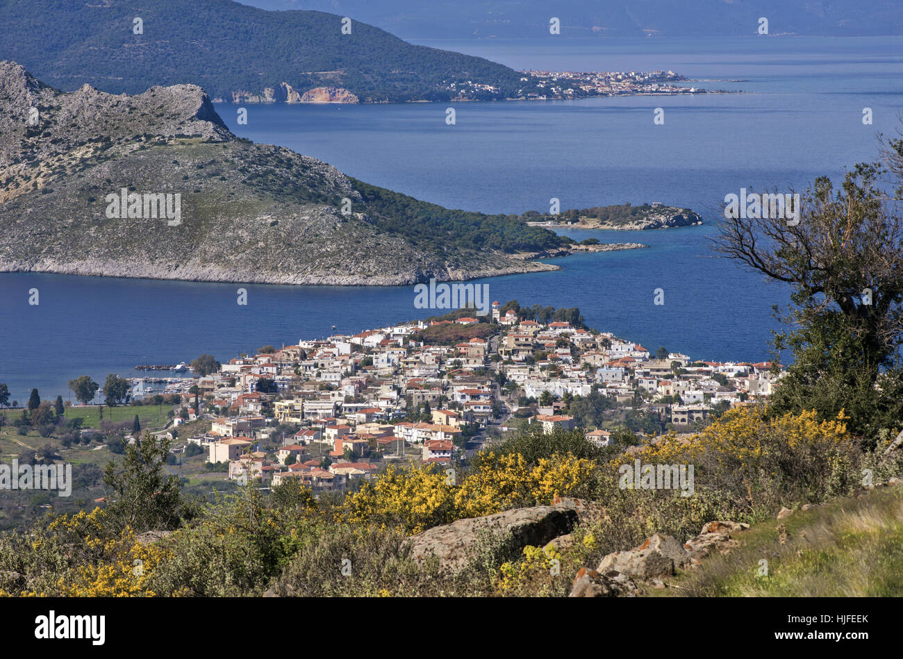 Panoramablick nach Perdika Village in Aegina Insel im Saronischen Golf, eine Stunde Fahrt für Piräus und Athen Griechenland Stockfoto