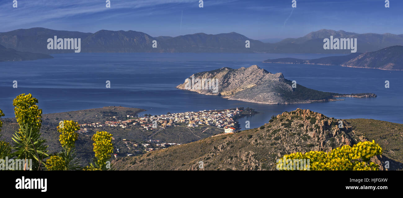 Panoramablick nach Perdika Village in Aegina Insel im Saronischen Golf, eine Stunde Fahrt für Piräus und Athen Griechenland Stockfoto