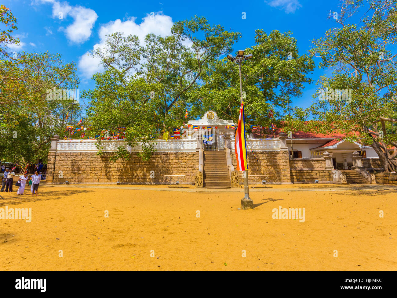 Schmutz-Feld und Süden Gummimischungen eine Treppe führt zum Heiligen Jaya Sri Maha Bodhi oder Bodhiya Feigenbaum an einem Tag blauer Himmel in Anuradhapura Stockfoto