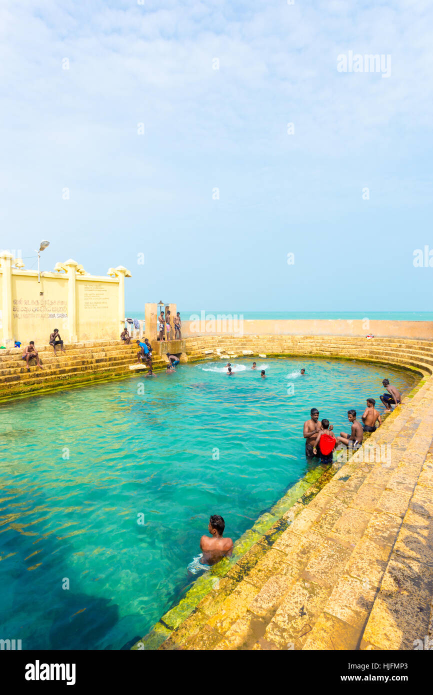 Sri Lanka Schwimmer genießen die Heilige Keerimalai Hot Springs mit einem Ozean Aussicht Touristenattraktion auf der nördlichen Küste von Jaffna Stockfoto