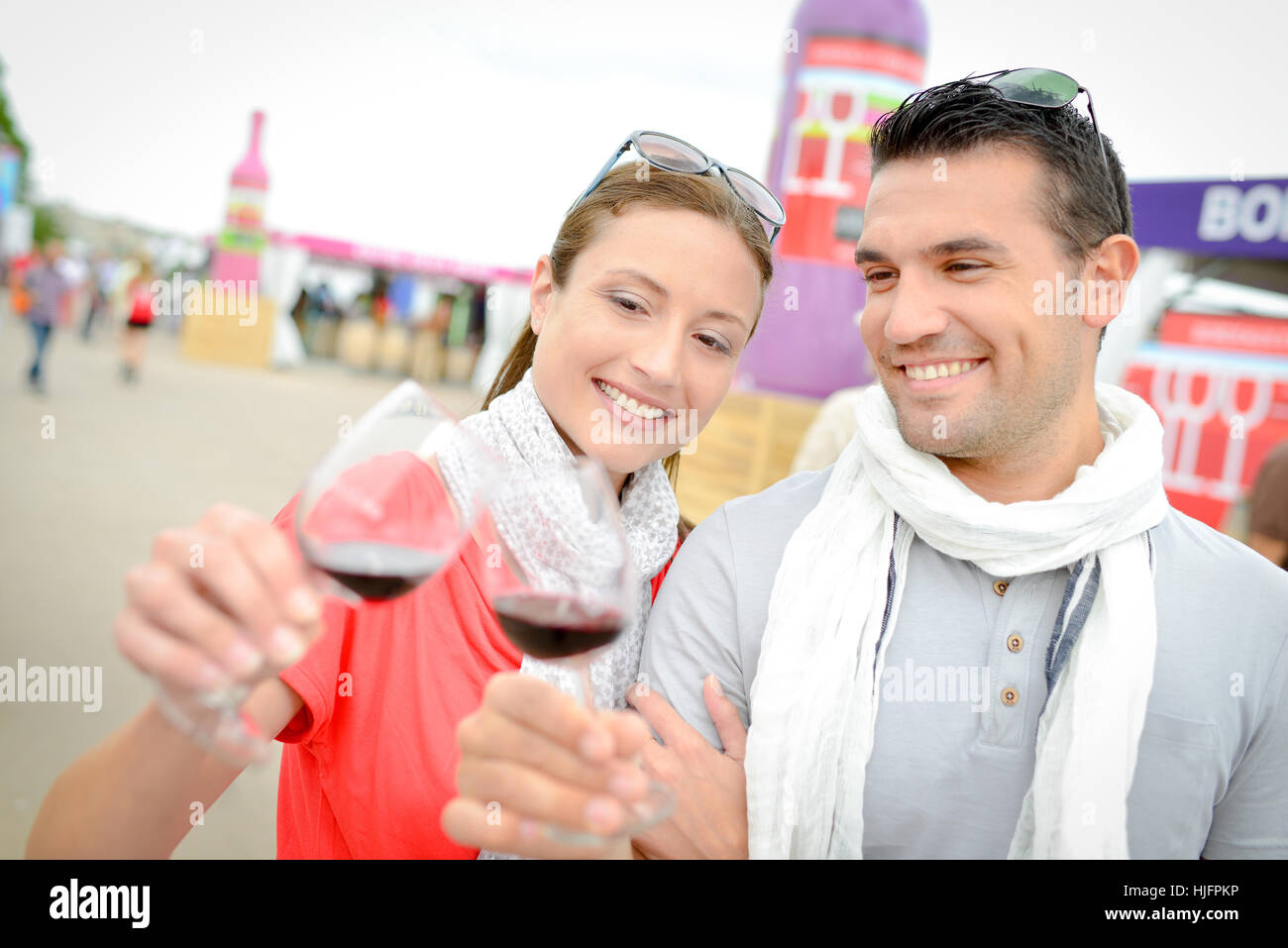 Paar, toasten mit Rotwein bei Weinevent Stockfoto