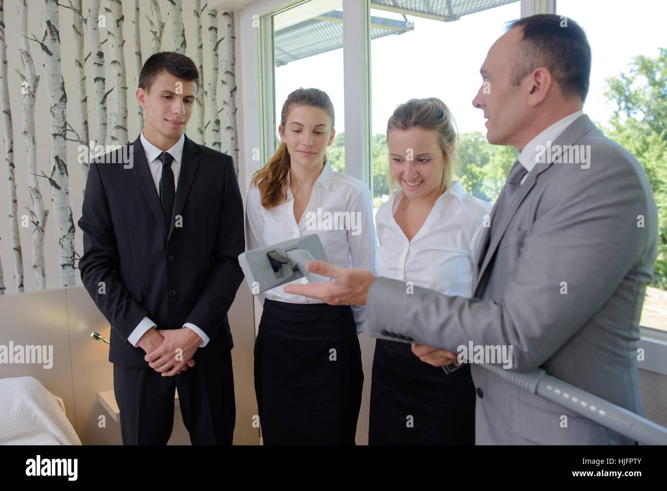 Vorgesetzten zeigen Personal die Vakuum Teppich-Anlage Stockfoto