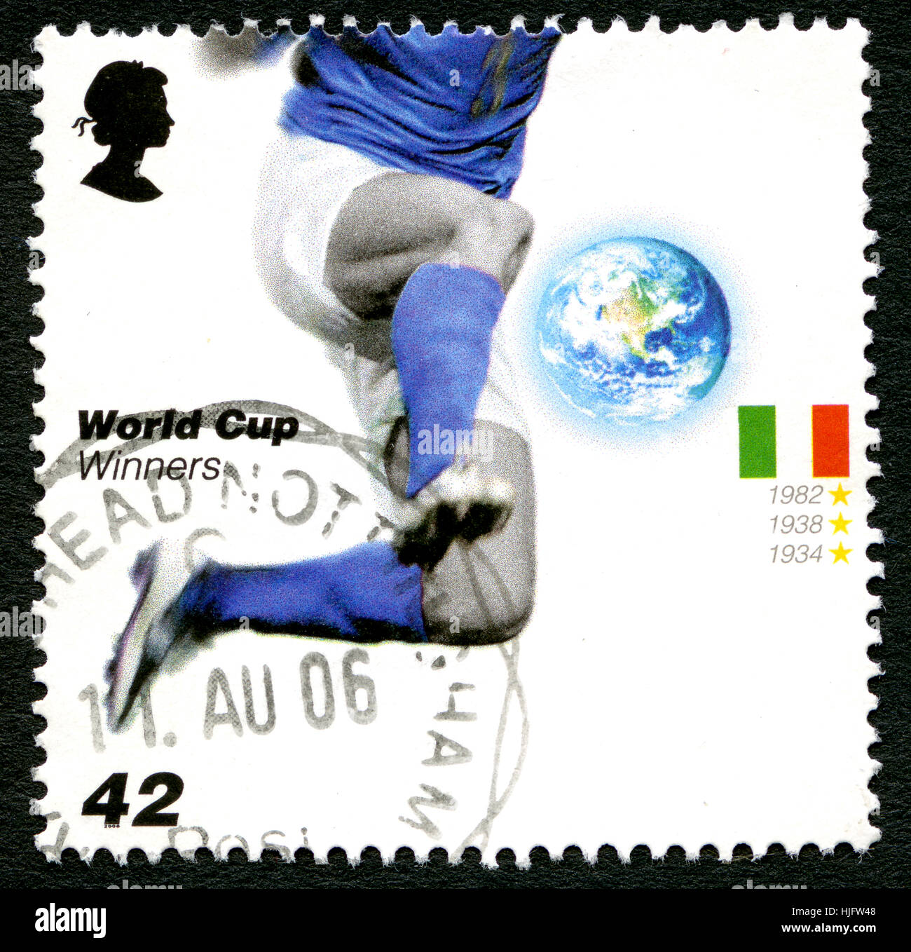 Vereinigtes Königreich - CIRCA 2006: Eine gebrauchte Briefmarke aus dem Vereinigten Königreich, zum Gedenken an vergangene Fußball World Cup Gewinner Italien, circa 2006 ausgestellt. Stockfoto