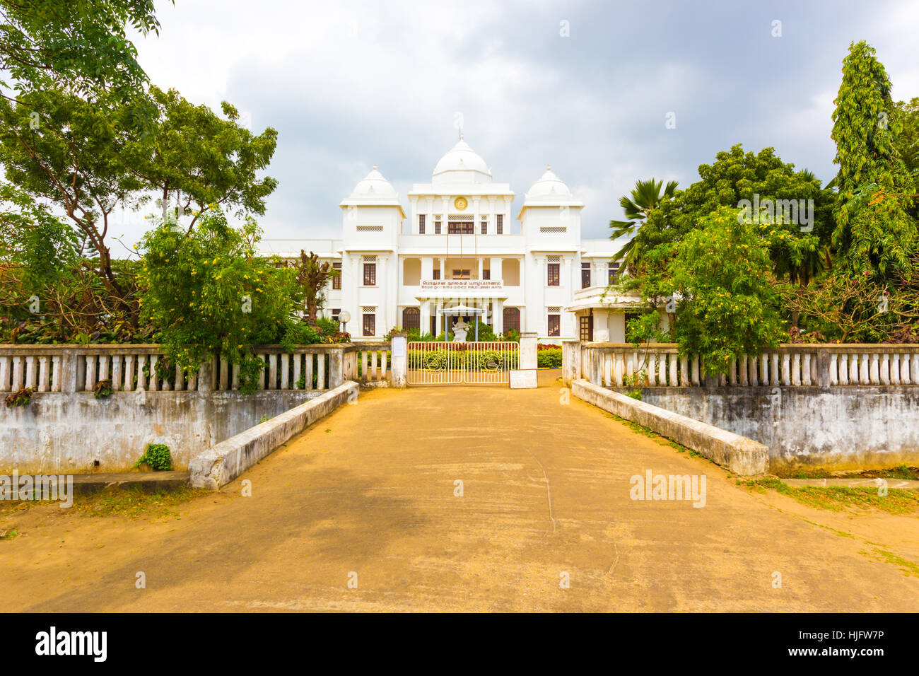 Einfahrt der Jaffna Public Library befindet sich in einem weißen britischen kolonialen Gebäude an einem bewölkten Tag in Sri Lanka Stockfoto