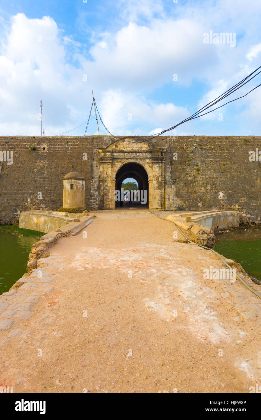 Brücke über wässrige Wassergraben führt zum Portal Tür Eingang von Jaffna Fort in Sri Lanka. Vertikal Stockfoto