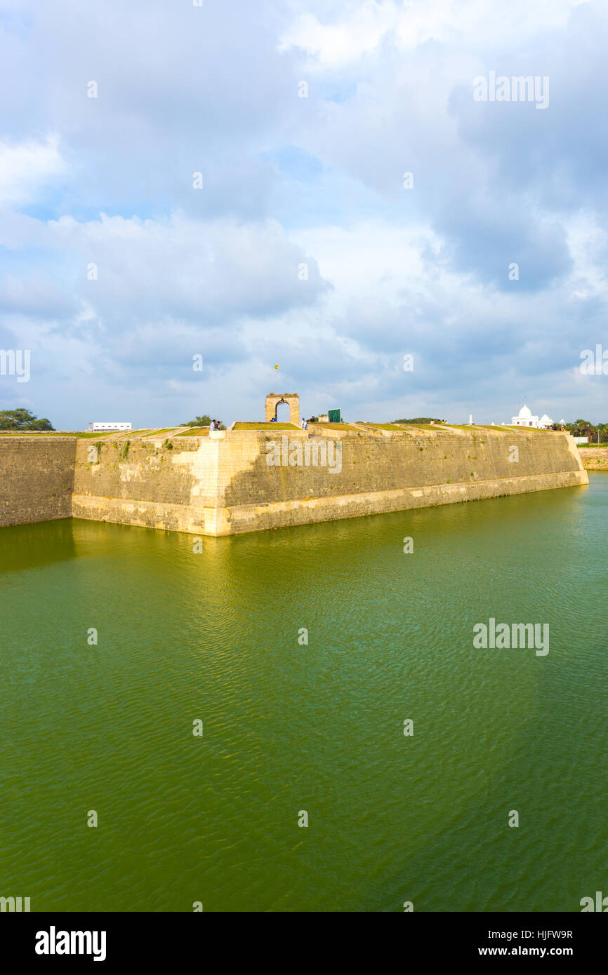 Exterieur des Jaffna Fort mit Wall über Wassergraben Wasser an einem sonnigen Tag in Sri Lanka. Vertikal Stockfoto